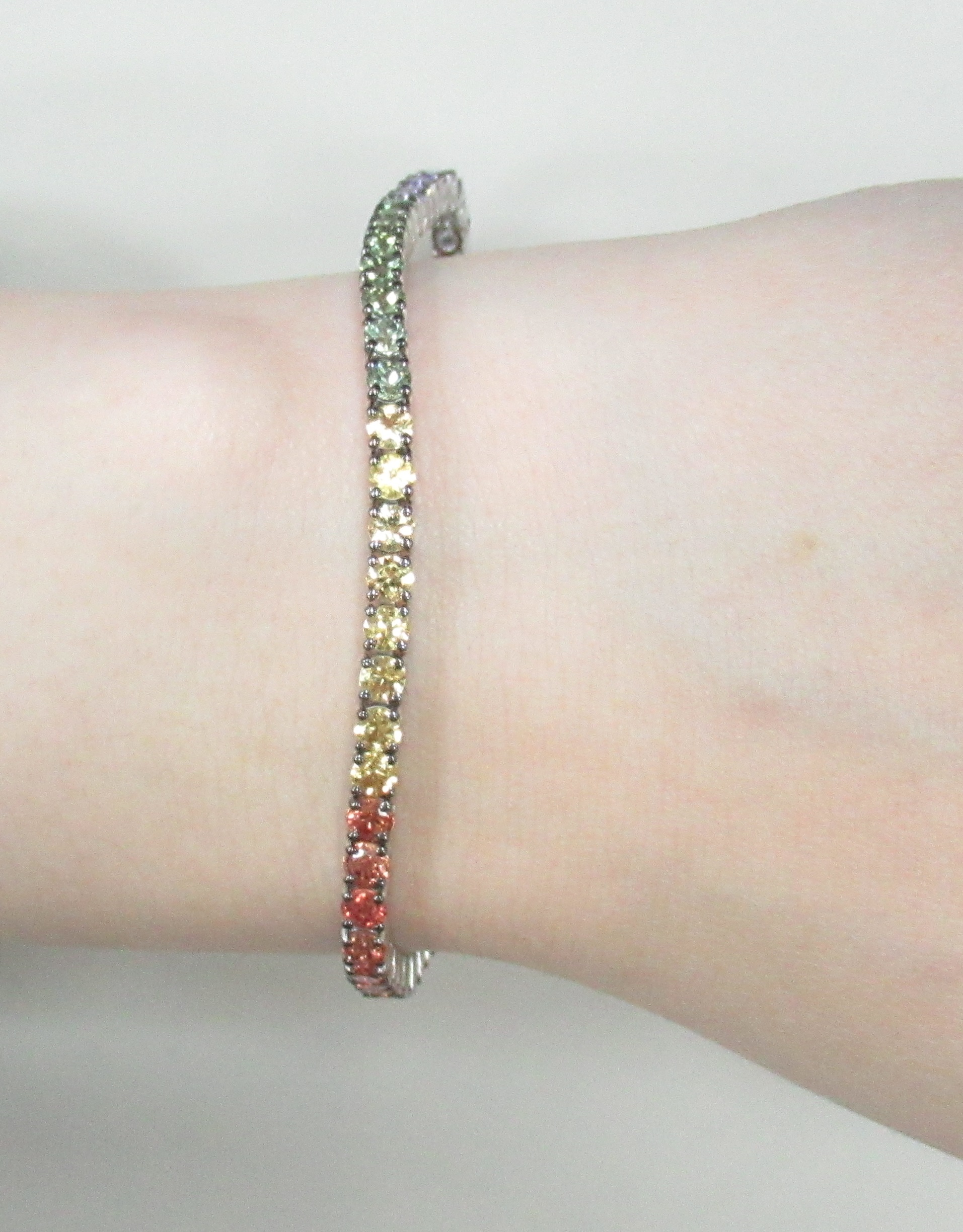 Браслет из белого золота с изумрудами и мультисапфирами